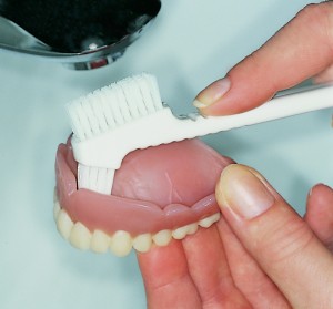 Richtige Pflege des Zahnersatzes